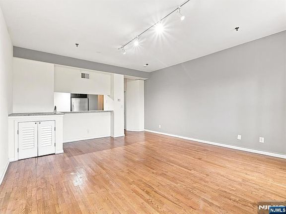 5th image of 227 Columbus Dr #214B