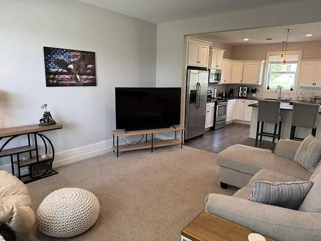 544 Tiffany Ln — Photo 3