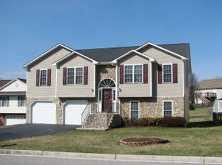 1715 Meadows Rd, Vinton, VA 24179