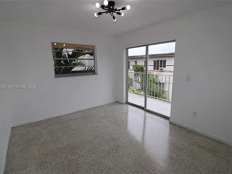 951 SW 7th St #5 — Photo 15
