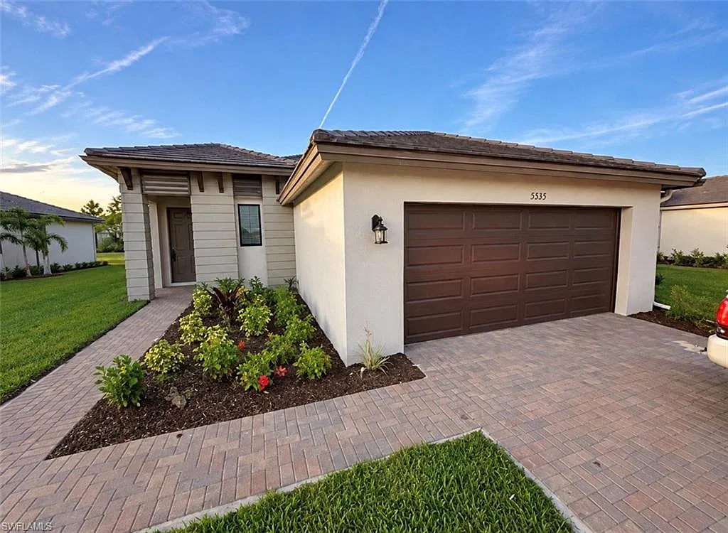 3 bed, 2.5 bath, 1726 sqft, $2,300 — Photo 1