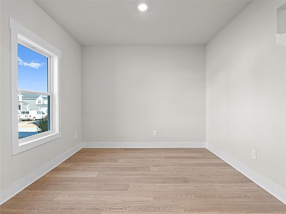 4th image of 313 Lorca Dr