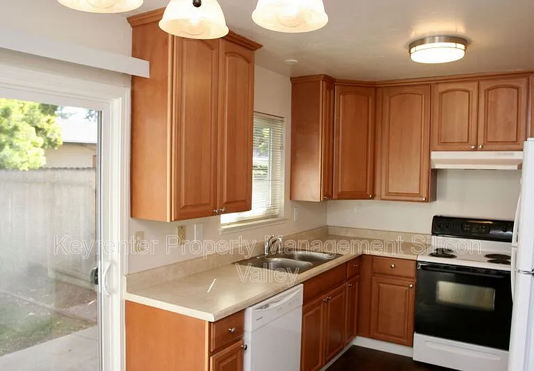 2434 Rock St #16 — Photo 4