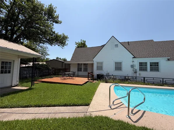 701 Market St E, Honey Grove, TX 75446