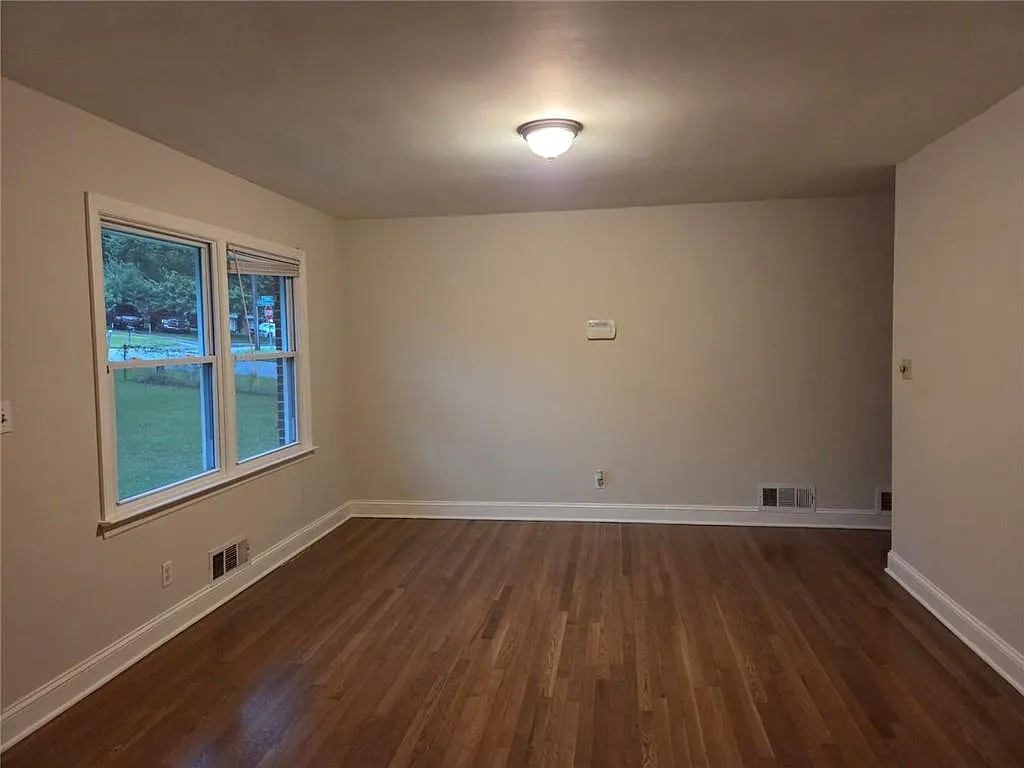 4 bed, 1.5 bath, 1083 sqft, $1,700 — Photo 3