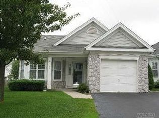 27 Perri Cir, Middle Island, NY 11953