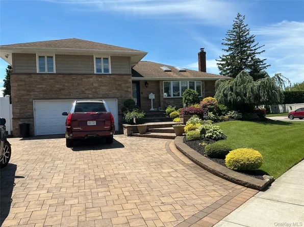 909 Berkshire Drive, Westbury, NY 11590