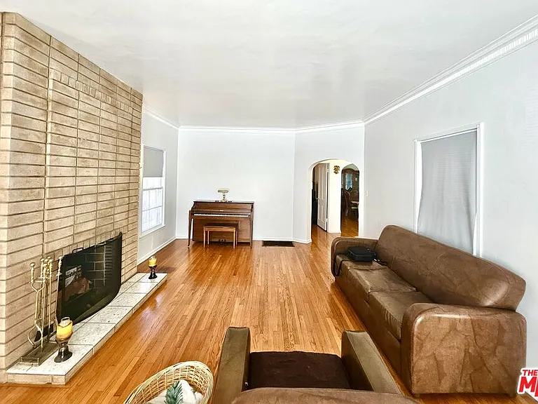 2211 W 78th Pl — Photo 4