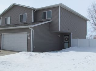 1916 28th St SW, Minot, ND 58701