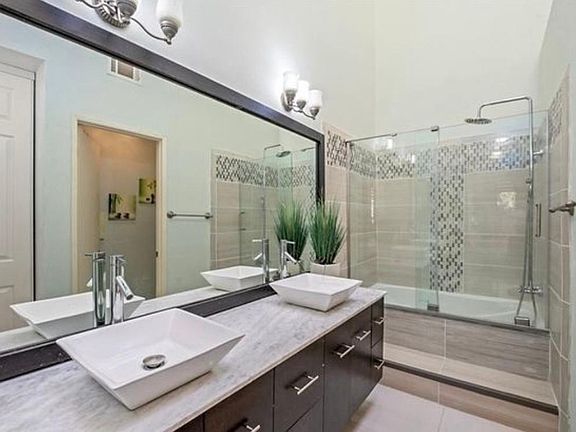 3rd image of 2542 W Macarthur Blvd Unit L