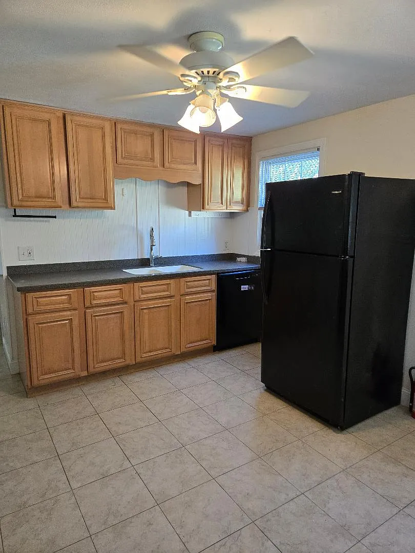 3 bed, 858 sqft, $1,785 — Photo 2