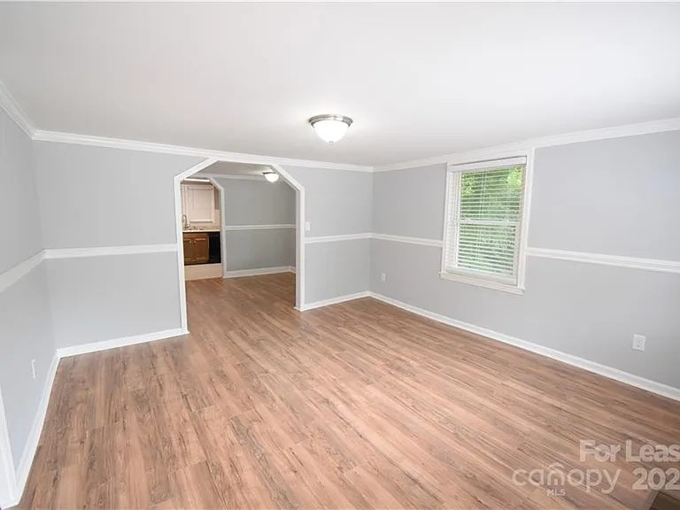 1077 Henderson St — Photo 4
