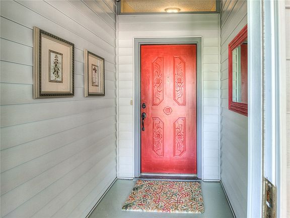 This enclosed foyer gives a smart entrance, and it also limits the amount of "weather" that gets int