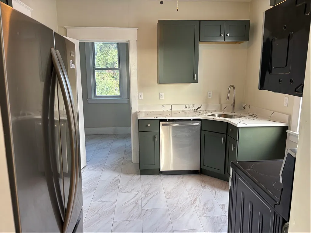 Higher End 3/1.5 Apartment with In-Unit Laundry — Photo 1