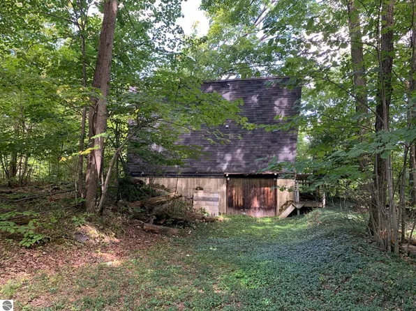 1639 W Burdickville Rd, Maple City, MI 49664