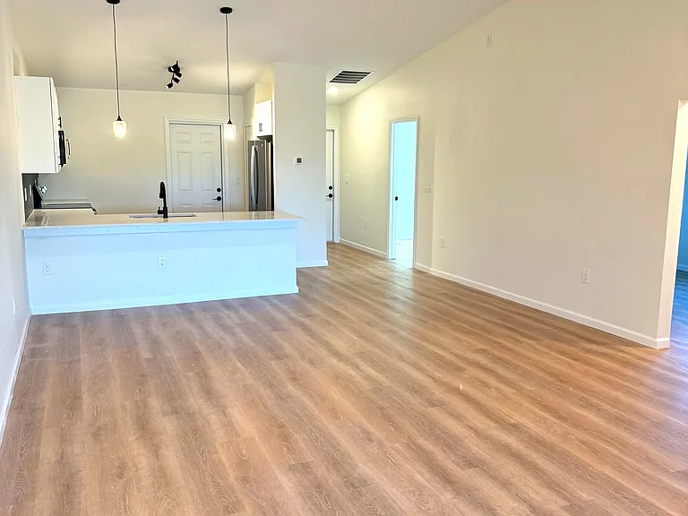 11138 Pendleton Ave — Photo 7