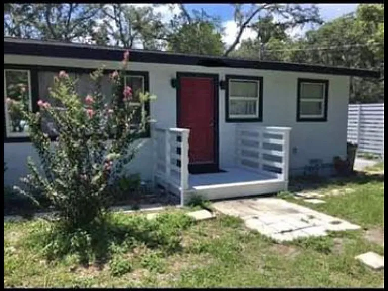 1630 Hillside Ln — Photo 1
