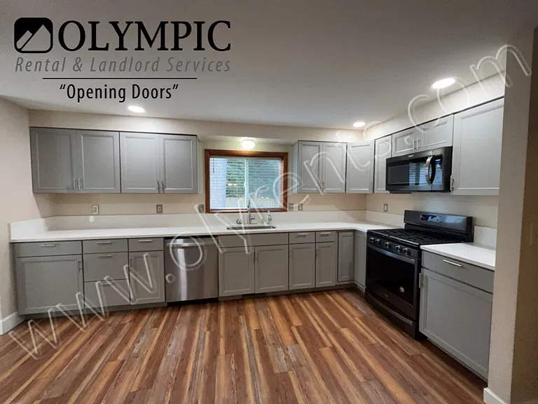 3 Bedroom, 2 Bath Rambler with Lake Access! — Photo 1