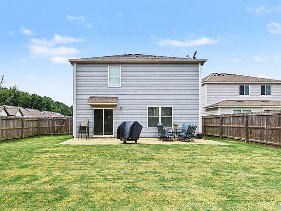 3rd image of 1005 Hawthorn Ln
