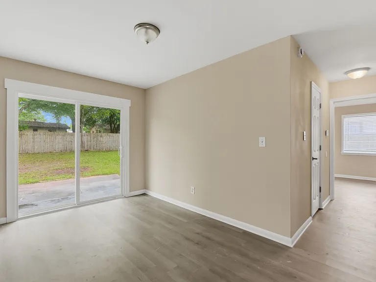 713 Lagoon Dr — Photo 5