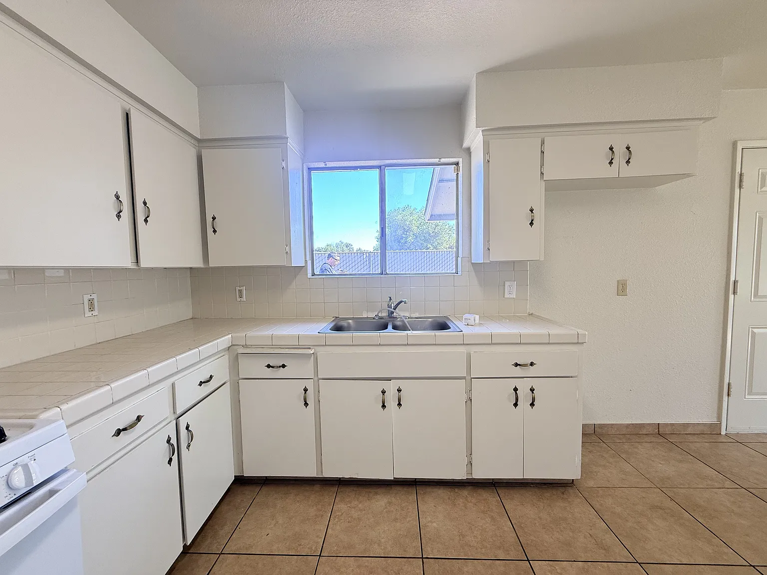 5 bed, 1392 sqft, $2,400 — Photo 4