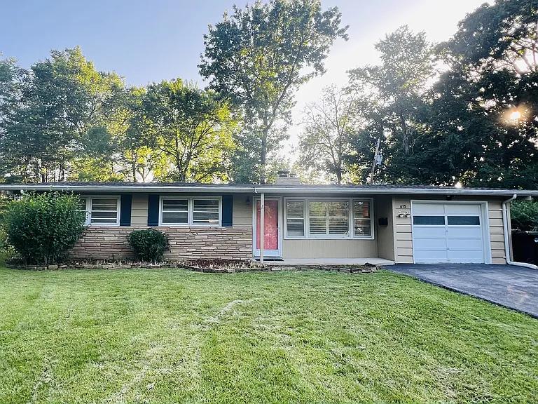 615 Crest Ct — Photo 2