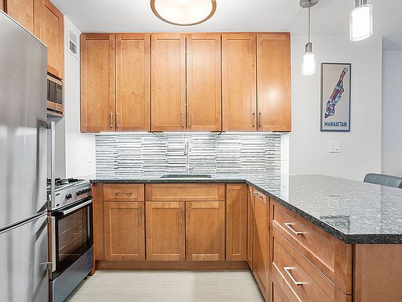 2nd image of 251 E 51st St APT 3G