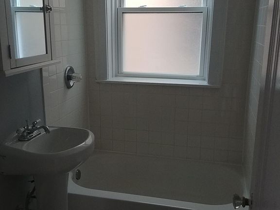 5th image of 6111 N Washtenaw Ave #2