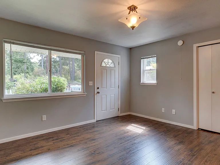Recently Updated 2-bedroom Cottage — Photo 7
