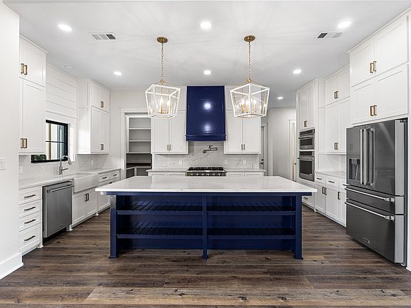 3rd image of 192 Lago Ln