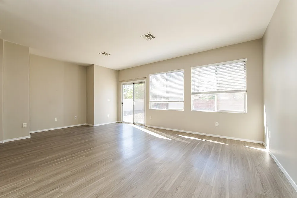 3 bed, 2.0 bath, 1326 sqft, $2,055 — Photo 3
