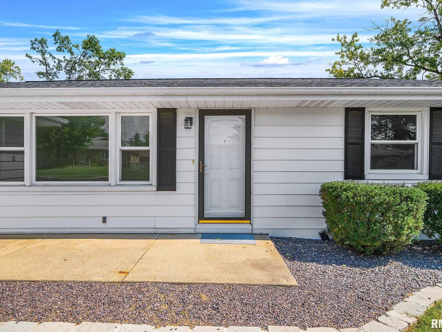 3 bed, 1.5 bath, 1360 sqft, $2,300 — Photo 2