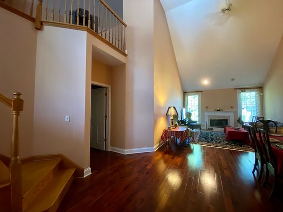2nd image of 2065 Glenlake Dr