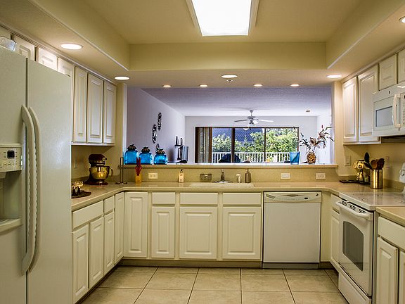5th image of 551 Casa Bella Dr Unit 202