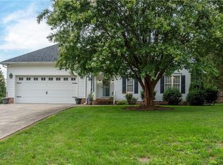 6630 Valleyoak Dr, Clemmons, NC 27012