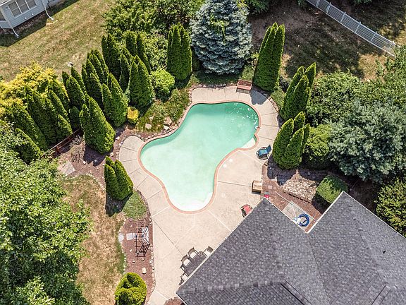 5th image of 825 Sidehill Dr