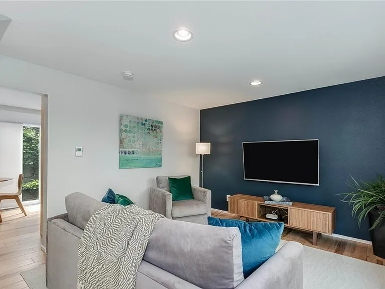 Sample furniture arrangement.