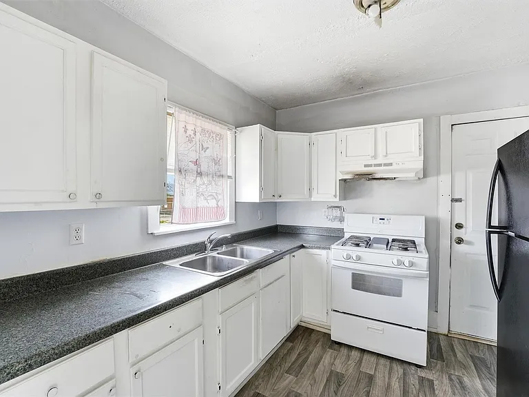 2420 Stevens St — Photo 9