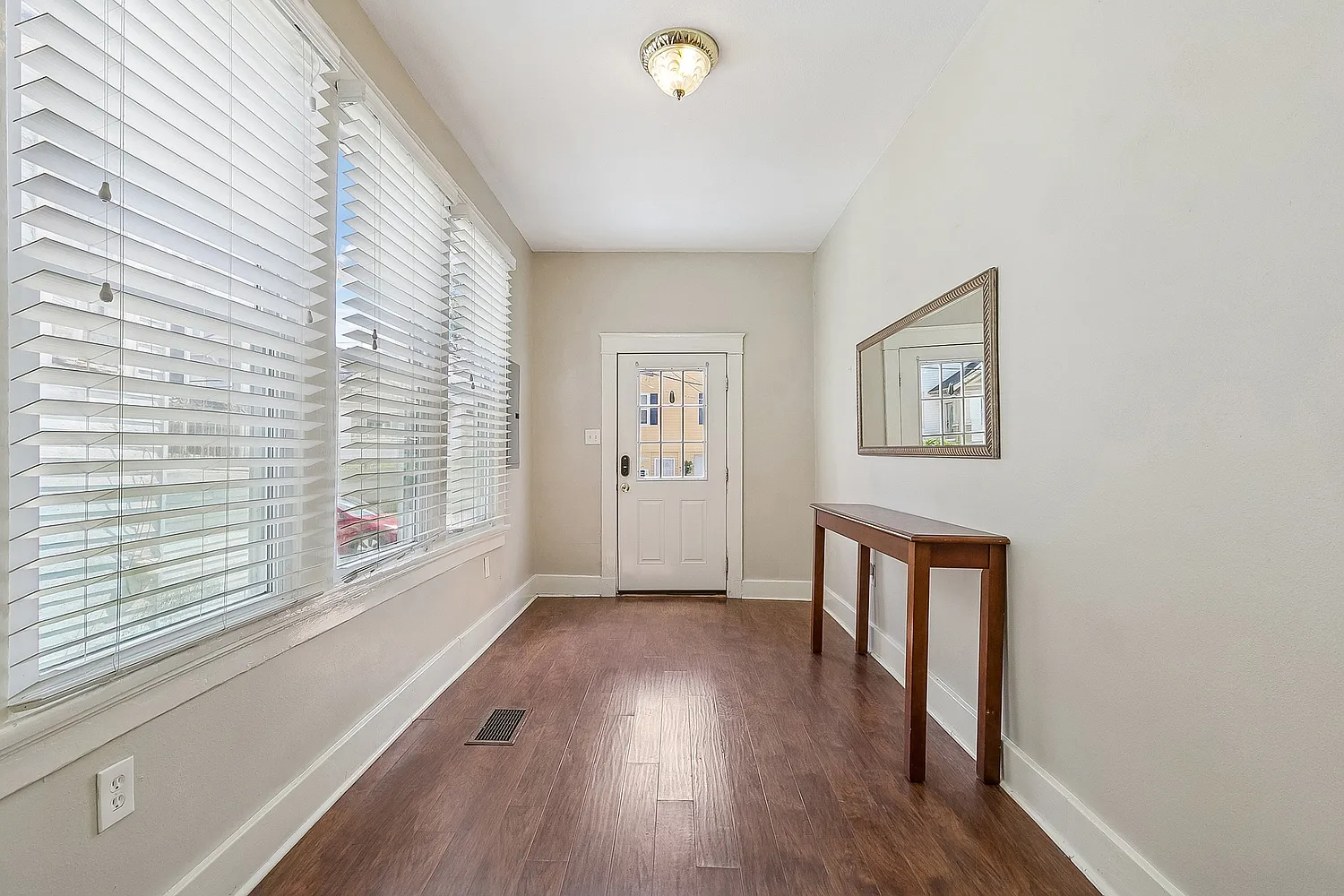 5 bed, 1500 sqft, $2,800 — Photo 2