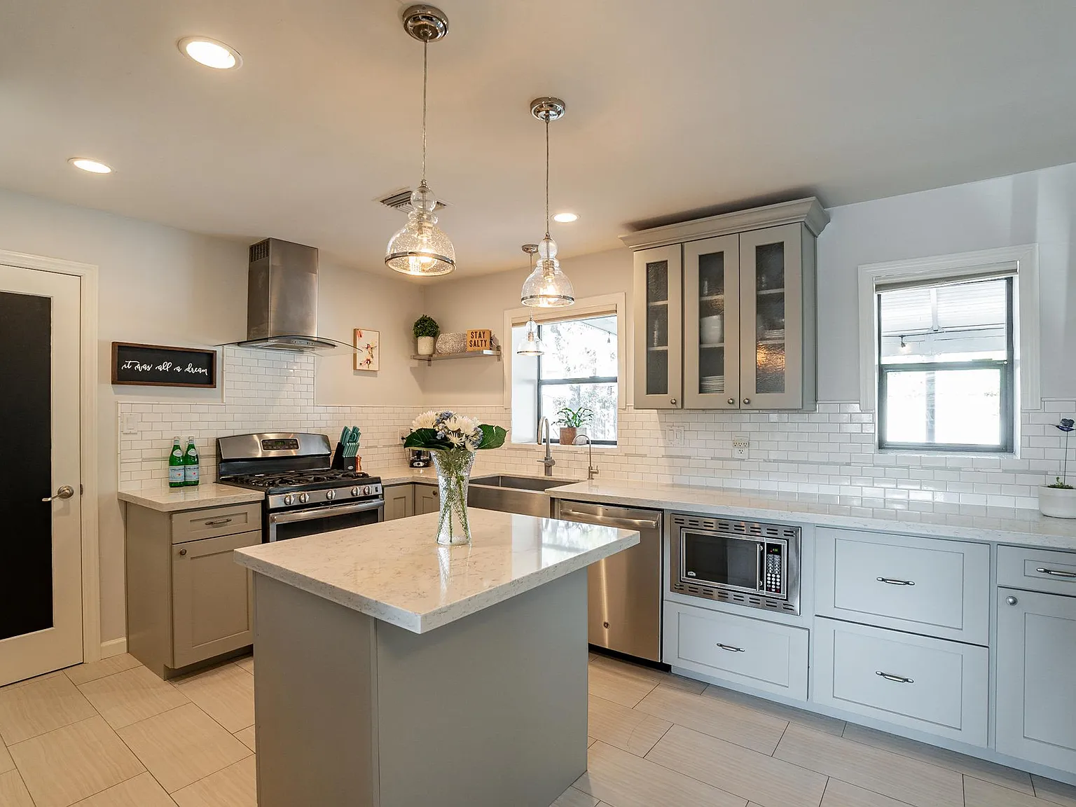 216 E Orchid Ln — Photo 4