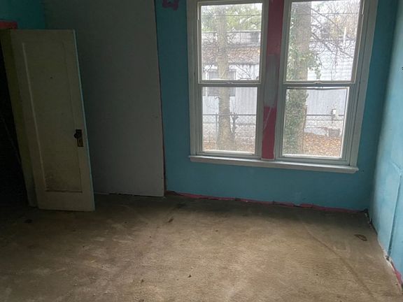 4th image of 102 W Midkiff St