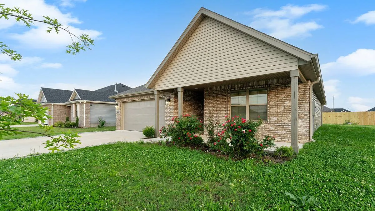 1902 Endura Park Dr in Siloam Springs, AR 72761 — Photo 3