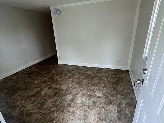 3rd image of 1817 Baldwin St Floor 3