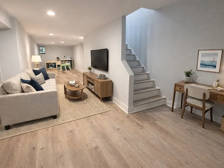 5515 Catharine St — Photo 14