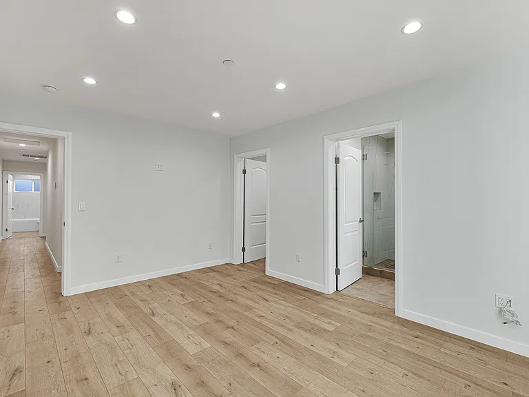 569 E Cypress Ave — Photo 14
