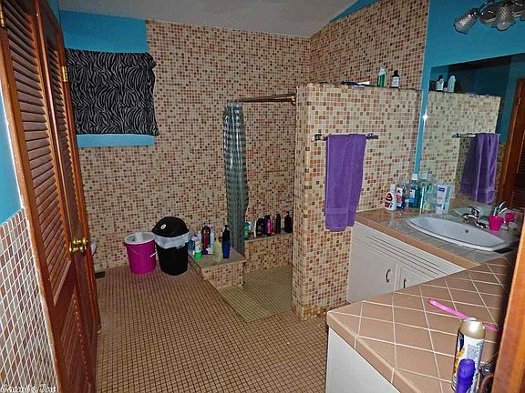 4th image of 182 E Lakeshore Dr