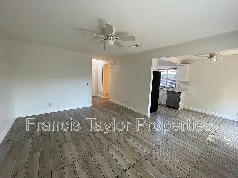 2 bed, 1.5 bath, 1000 sqft, $2,585 — Photo 2