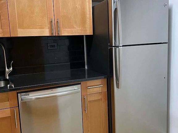 5th image of 250 E 63rd St #11L