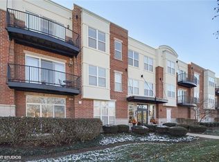 104 E 11th Ave APT 203, Naperville, IL 60563