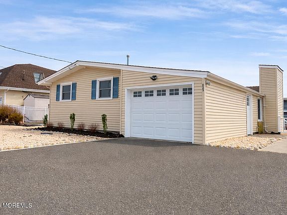 2nd image of 825 Leeward Dr